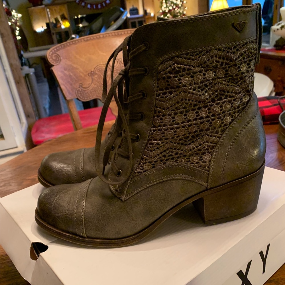 ROXY BOOTS SIZE 9